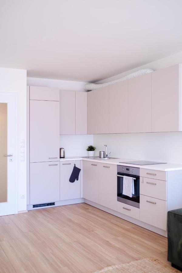 Newly Built Apartment In Vibrant Neighbourhood Prague Exterior photo